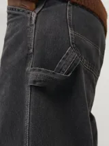 Jean negro de calce baggy, tiro alto, cinco bolsillos y cierre con cremallera. Presenta silueta amplia en muslos, rodillas y botamanga. Acabado stonewash.