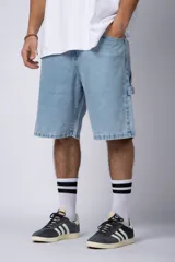 Bermuda de jean celeste, corte mom y estilo carpintero, con bolsillos laterales y traseros.