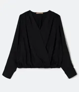 Blusa de satén negra con escote cruzado, manga larga y elástico en la cintura.