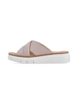 Sandalia de cuero color rosa con tiras cruzadas y suela anatómica acolchonada blanca.