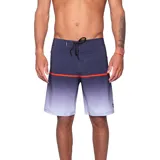Boardshort de hombre con diseño degradado en tonos azul oscuro, violeta y blanco. Presenta una franja horizontal naranja brillante a la altura del muslo y cierre frontal con cordón negro.