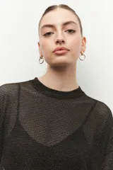 Top oversized de manga corta con trama brillante y semi transparente.