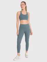 Calza deportiva larga color azul petróleo, de tiro alto y calce regular. Confeccionada con tecnología seamless para mayor comodidad.