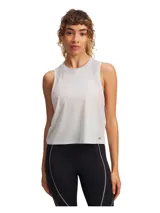 Musculosa deportiva Under Armour Halo Vent para mujer, color gris claro, con cuello redondo y sisas amplias. Diseño con perforaciones laterales para mayor ventilación y logo pequeño en el frente.