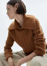 Sweater marrón de punto grueso trenzado con cuello polo amplio y mangas largas.