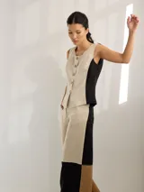 Pantalón ancho de corte recto con fit holgado, de lino color beige con bloques de color negro y marrón.