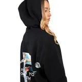 Canguro negro con capucha y cordones ajustables. Presenta un logo pequeño en el pecho.