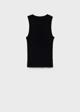 Musculosa blanca de tejido de punto fino, cuello redondo, tirantes anchos y diseño entallado.
