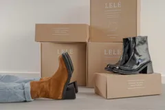 Bota de cuero color marrón con caña media y punta cuadrada.