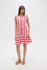 Vestido corto de viscosa con estampado a rayas verticales azules y amarillas, escote en V y volados en los hombros. Tiene corte holgado y falda con volantes.