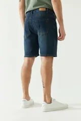 Bermuda de jean celeste con bolsillos delanteros y traseros, cierre con cremallera y presillas para cinturón.