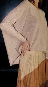 Pollera plisada larga con diseño de líneas horizontales en tonos marrones y lurex. Tiene cintura elastizada.