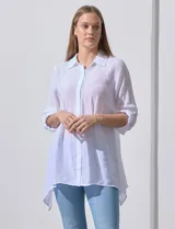 Camisa larga blanca de rayón, marca Robert Louis. Cuello con solapa y abertura central con botones. Largo de manga regulable con presilla y botón. Laterales con tajo.