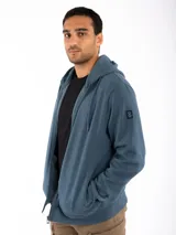 Campera con capucha color bordó, con cierre frontal y cordones ajustables.