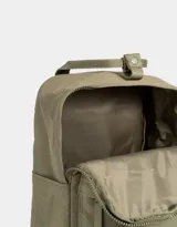 Mochila negra de tela deportiva con correas regulables, manijas superiores con broche, acceso con cierre superior y puller de cuerina, bolsillo frontal con cierre y puller de cuerina, y tag de goma.