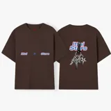 Camiseta celeste con estampado frontal de la frase "Ittai Stars" y una estrella. En la parte posterior tiene un estampado de un llavero con llaves y dijes.