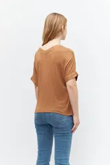 Remera de algodón con escote en V y botones frontales, de manga corta y fit relajado.