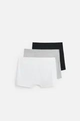Pack de tres calzoncillos tipo bóxer de tejido elástico en color blanco, gris y negro.