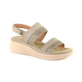 Sandalia de diseño casual color beige, con tiras ajustables y taco corrido para mayor comodidad.