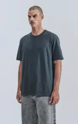 Remera de manga corta color gris oscuro, cuello redondo y calce regular con recorte en la espalda. Confeccionada en algodón premium muy suave al tacto.