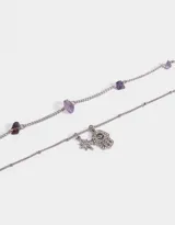 Gargantilla plateada de doble cadena con dije de mano de Fátima con strass y cuentas de amatista.