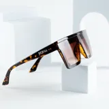 Lentes de sol oversized con montura gruesa de carey y lentes marrones degradadas.