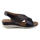 Sandalias plateadas y blancas con plataforma baja y ajuste con velcro en el tobillo.