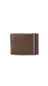 Billetera marrón de cuero liso con banda elástica tricolor. Interior con compartimento para billetes, visor y tarjeteros.