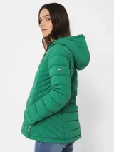 Campera puffer verde con capucha y cierre frontal con cremallera.