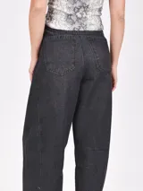 Pantalón de jean celeste de corte ancho con refuerzos en las rodillas.