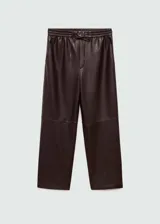 Pantalón marrón de cuero sintético con cintura elástica ajustable con cordón y bolsillos laterales.