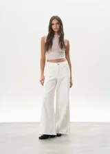 Pantalón de jean blanco de corte ancho, con bolsillos delanteros y traseros.