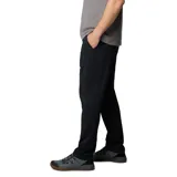 Pantalón chino negro para hombre, marca Columbia, modelo Sage Peak. Confeccionado en tejido elástico con tecnología Omni-Shield que repele la humedad y resiste las manchas. Corte de pierna recta, bolsillos de mano, bolsillo de seguridad y presillas para cinturón.