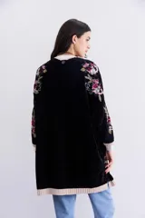 Cárdigan negro de chenille con calce holgado, bordados florales con lentejuelas, mostacillas e hilo de lurex. Terminaciones en rib color rosa claro.