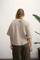 Remera color verde agua, de corte holgado y mangas cortas con dobladillo.