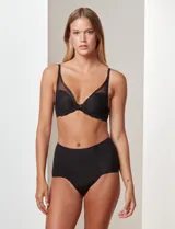 Panty color piel, de tiro alto y corte clásico. Confeccionada en lycra con microtul elastizado en la parte delantera interna.