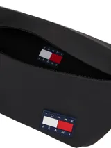 Riñonera negra de poliuretano con logo engomado de Tommy Jeans en el frente. Tiene correa ajustable con hebilla y compartimento principal con cierre.
