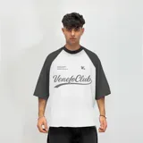 Remera blanca de mangas cortas raglán color rojo con estampado de la marca Venefo Club en el frente.