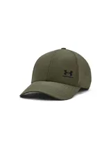 Gorra deportiva Under Armour Isochill Armourvent Stretch color verde militar, con logo bordado en negro.