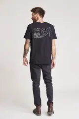 Remera negra de manga corta con cuello redondo y un pequeño estampado en el pecho que simula un radiograbador con texto.