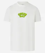 Remera color crudo de corte regular, con cuello redondo y mangas cortas. Estampa frontal con el logo de la banda Green Day en color verde.