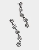 Aros colgantes largos plateados con flores de strass.