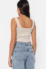 Musculosa corta color crema, de morley de algodón, con cuello cuadrado y breteles anchos.