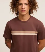 Remera negra de algodón con cuello redondo, mangas cortas y dos rayas horizontales en el pecho, una gris y otra plateada.