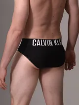 Slip negro Calvin Klein de microfibra reciclada, con cintura elástica con el logo de la marca en blanco.