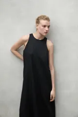 Vestido midi negro sin mangas, de corte recto y cuello redondo. Confeccionado en lino reciclado.