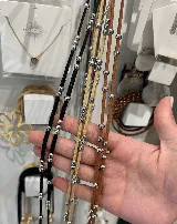 Gargantilla de gamuza marrón con pelotitas de acero.