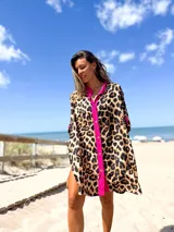 Camisero de manga larga con estampado de leopardo y cuello y tapeta de botones en color fucsia vibrante. Diseño holgado.