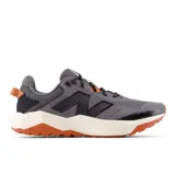Championes New Balance Nitrel V6 para hombre, ideales para trail running. Capellada de malla gris con detalles en negro y naranja, entresuela DynaSoft y suela AT Tread para tracción en interiores y exteriores.