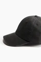 Gorra de sarga de algodón color negro con ojales bordados, trabilla ajustable y cierre de metal en la parte trasera.